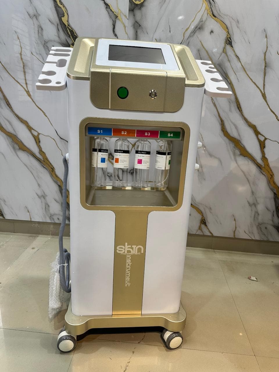 Skin treatment equipment at Veni Luxe